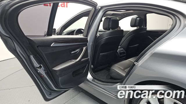BMW 5-Series 2012 — photo 11