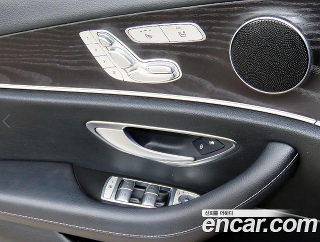 Mercedes-Benz E-Class 2017 — photo 12