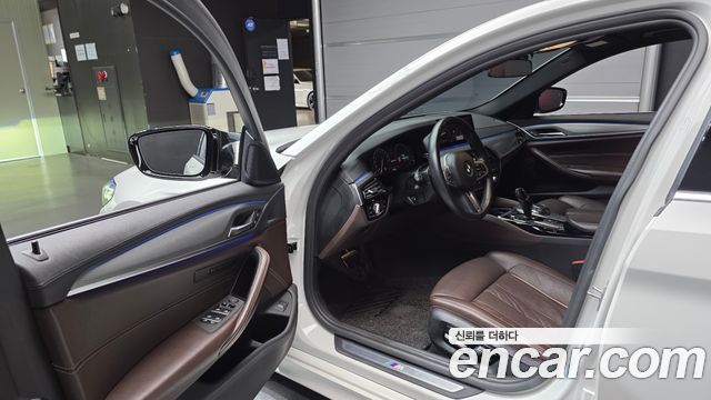 BMW 5-Series 2019 — photo 13