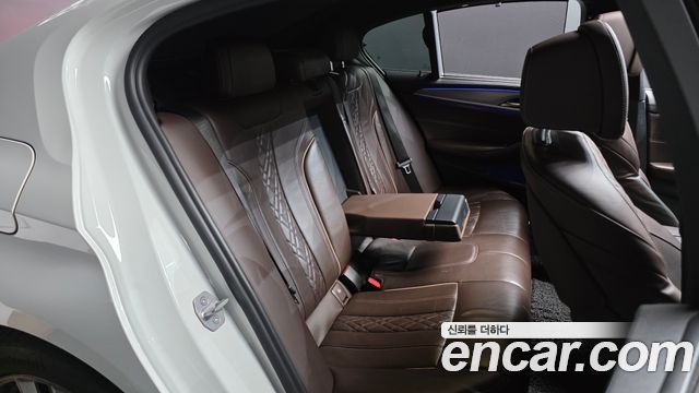 BMW 5-Series 2019 — photo 17