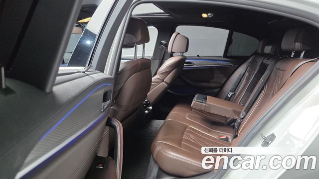BMW 5-Series 2019 — photo 18