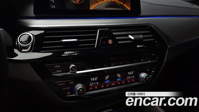 BMW 5-Series 2019 — photo 23