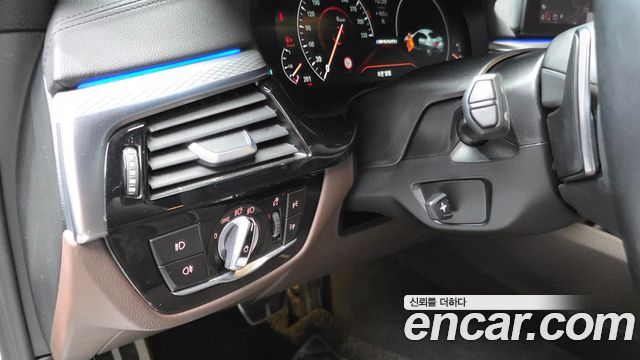 BMW 5-Series 2019 — photo 25