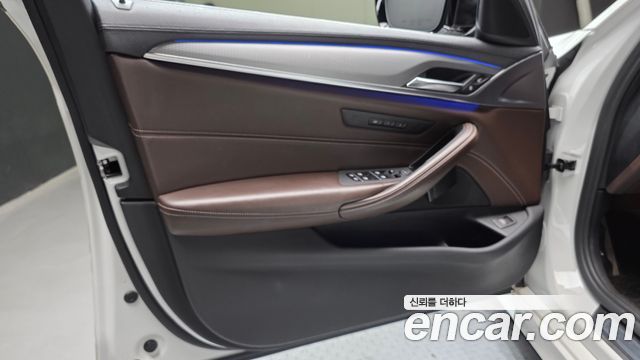 BMW 5-Series 2019 — photo 14