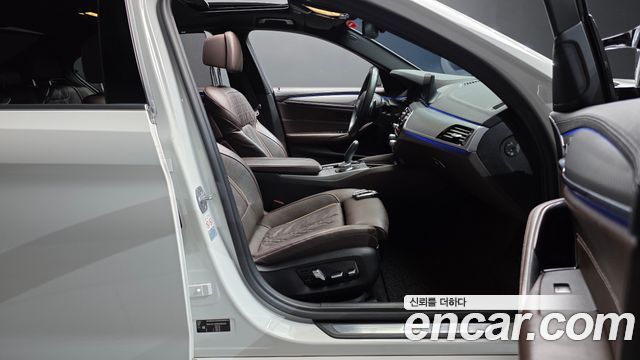BMW 5-Series 2019 — photo 16