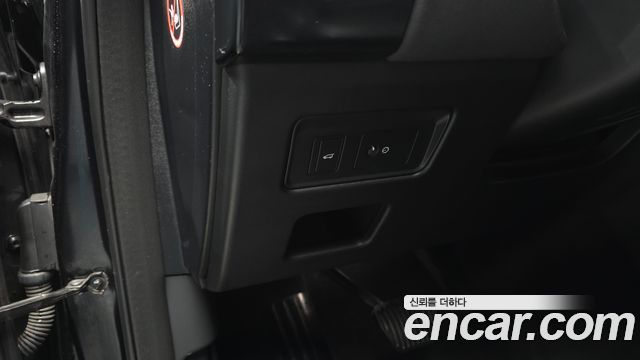 Land Rover Discovery 2019 — photo 16