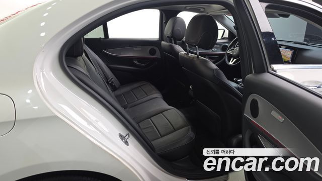 Mercedes-Benz E-Class 2019 — photo 17