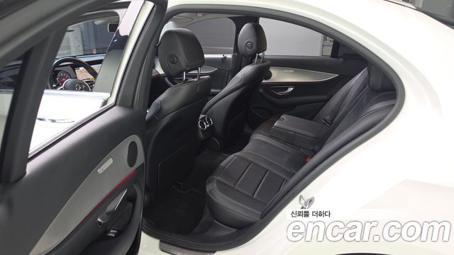Mercedes-Benz E-Class 2019 — photo 18