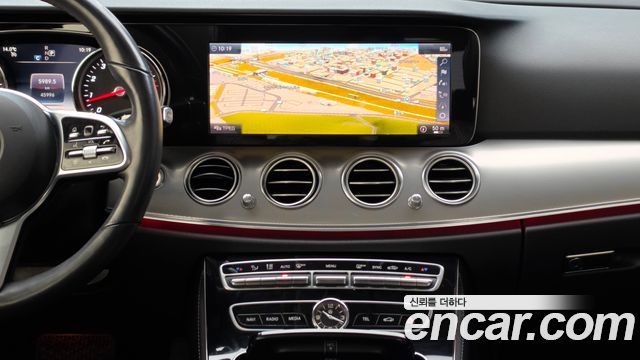 Mercedes-Benz E-Class 2019 — photo 20