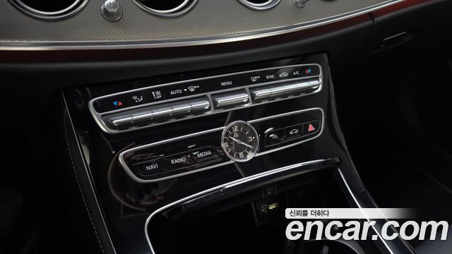 Mercedes-Benz E-Class 2019 — photo 22
