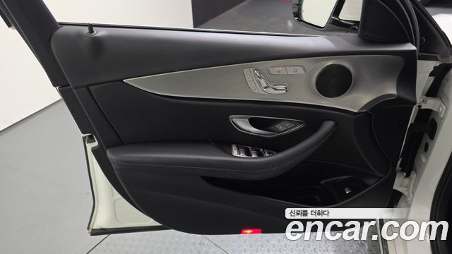 Mercedes-Benz E-Class 2019 — photo 14
