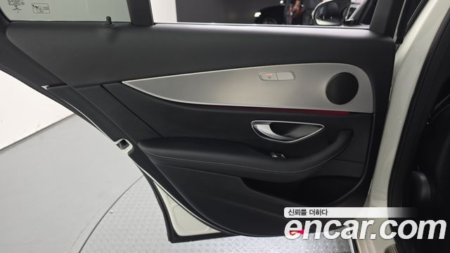 Mercedes-Benz E-Class 2019 — photo 15