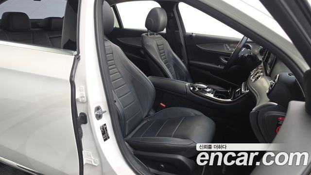 Mercedes-Benz E-Class 2019 — photo 16