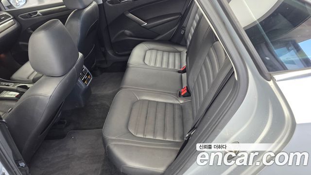 Volkswagen Passat 2018 — photo 16