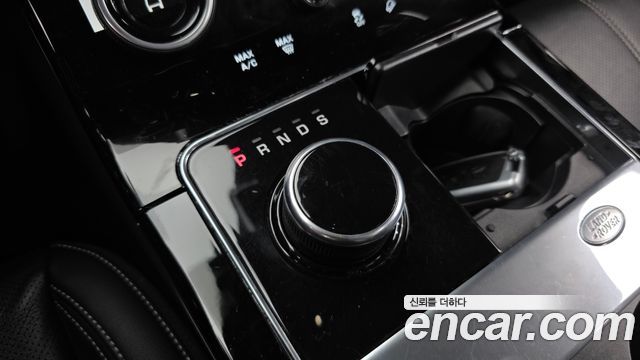 Land Rover Range Rover Velar 2018 — photo 12