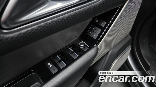 Land Rover Range Rover Velar 2018 — photo 37