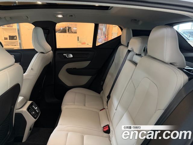 Volvo XC40 2026 — photo 11