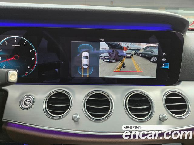 Mercedes-Benz E-Class 2021 — photo 11