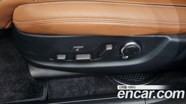 Genesis GV70 2023 — photo 32