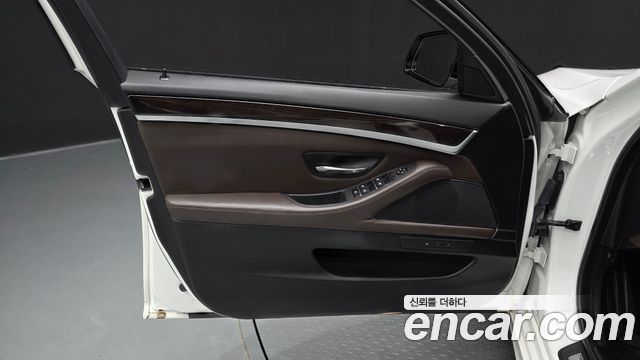 BMW 5-Series 2016 — photo 14