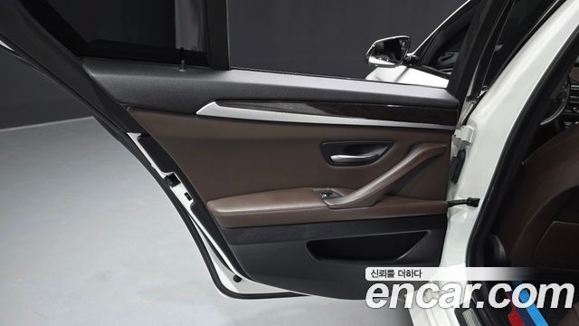 BMW 5-Series 2016 — photo 15