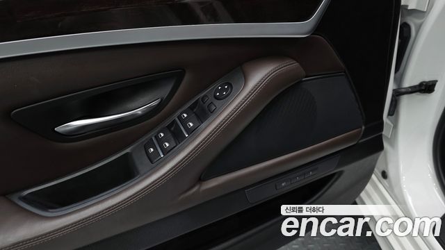 BMW 5-Series 2016 — photo 29