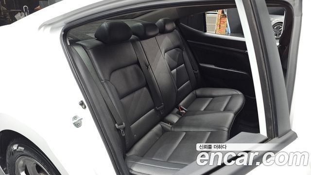 Hyundai AVANTE 2016 — photo 13