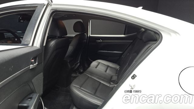 Hyundai AVANTE 2016 — photo 17