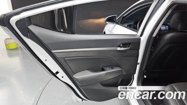Hyundai AVANTE 2016 — photo 14