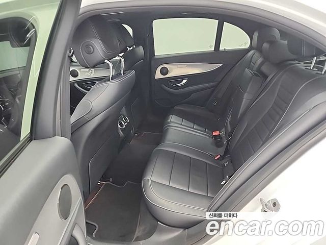 Mercedes-Benz E-Class 2019 — photo 12