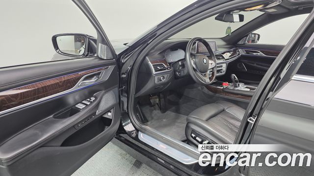 BMW 7-Series 2020 — photo 13