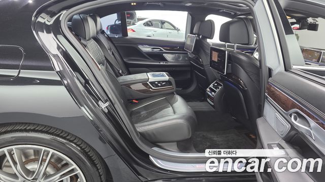 BMW 7-Series 2020 — photo 17
