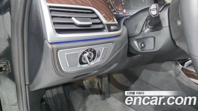 BMW 7-Series 2020 — photo 29