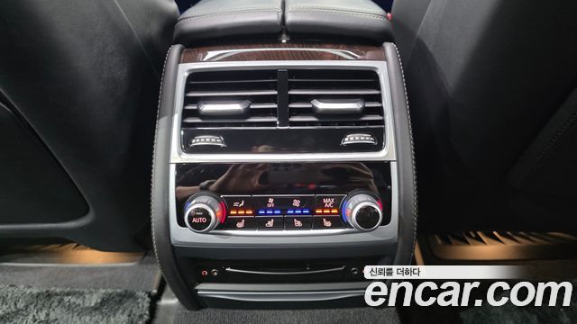 BMW 7-Series 2020 — photo 35