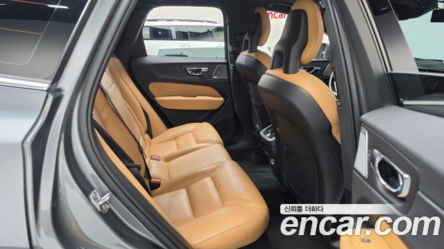Volvo XC60 2018 — photo 17