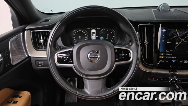 Volvo XC60 2018 — photo 18