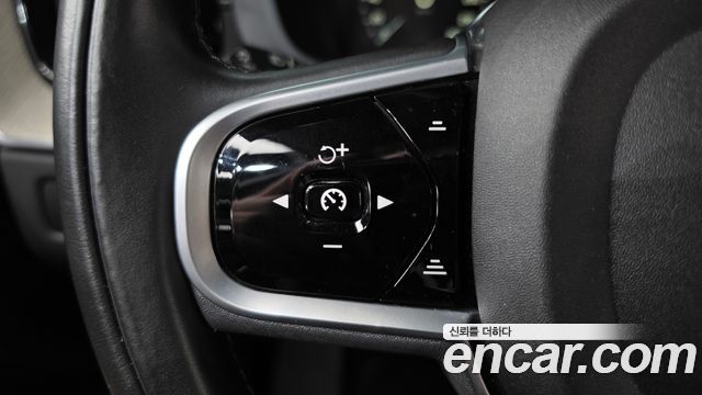 Volvo XC60 2018 — photo 21