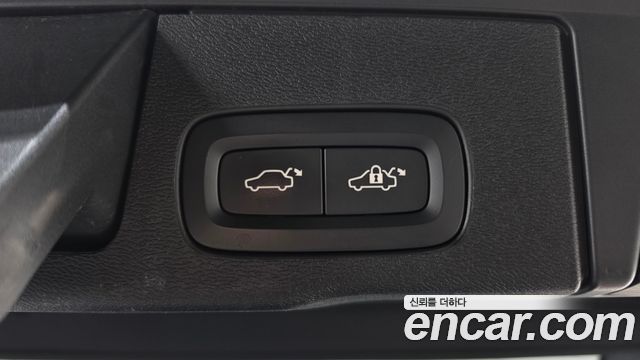Volvo XC60 2018 — photo 23