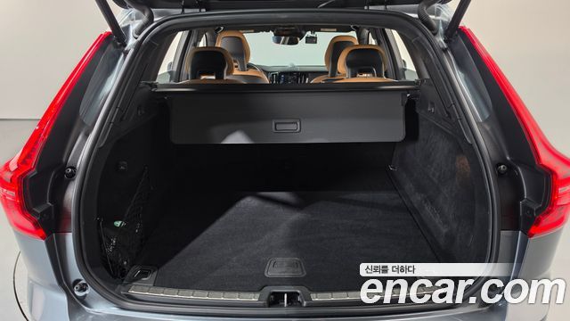 Volvo XC60 2018 — photo 24