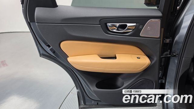 Volvo XC60 2018 — photo 15