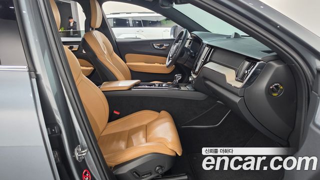 Volvo XC60 2018 — photo 16