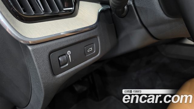 Volvo XC60 2018 — photo 27