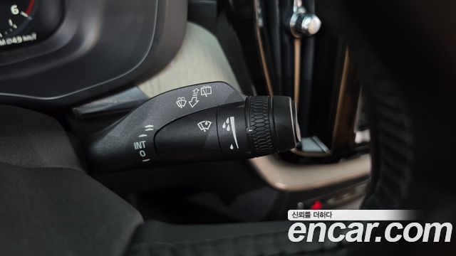 Volvo XC60 2018 — photo 28