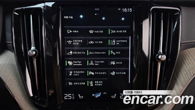 Volvo XC60 2018 — photo 32