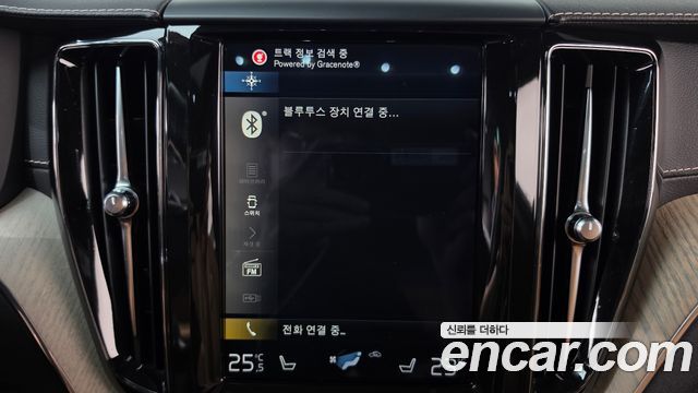 Volvo XC60 2018 — photo 33