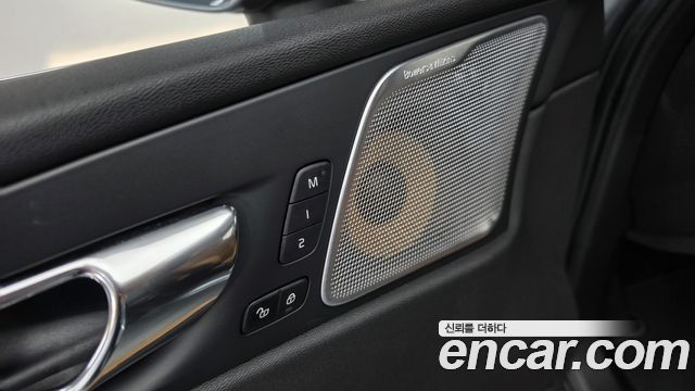 Volvo XC60 2018 — photo 35