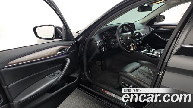 BMW 5-Series 2018 — photo 13