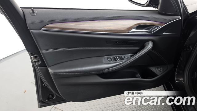 BMW 5-Series 2018 — photo 14