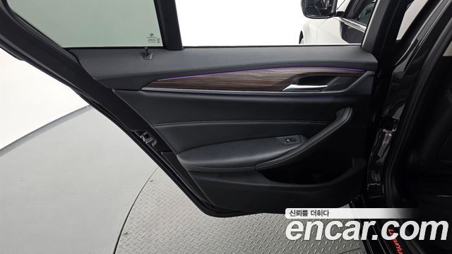 BMW 5-Series 2018 — photo 15
