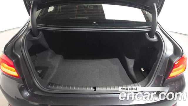 BMW 5-Series 2018 — photo 31